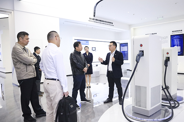 金沙9001以诚为本股份副董事长、总裁刘作斌向福船集团副总经理李振均一行介绍公司充电产品.jpg